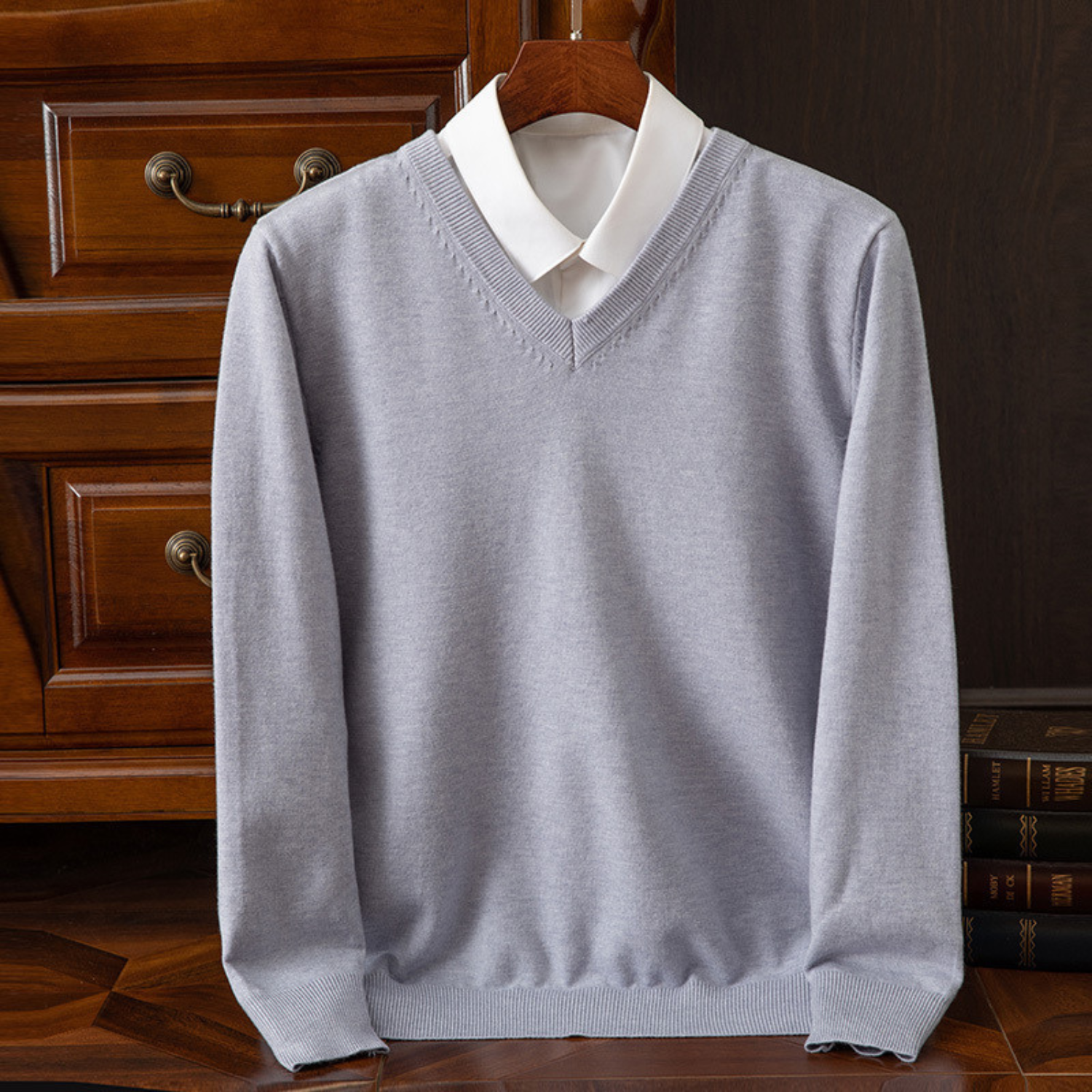 Elegancki Sweter z Dekoltem w Serek
