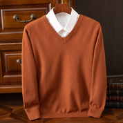Elegancki Sweter z Dekoltem w Serek