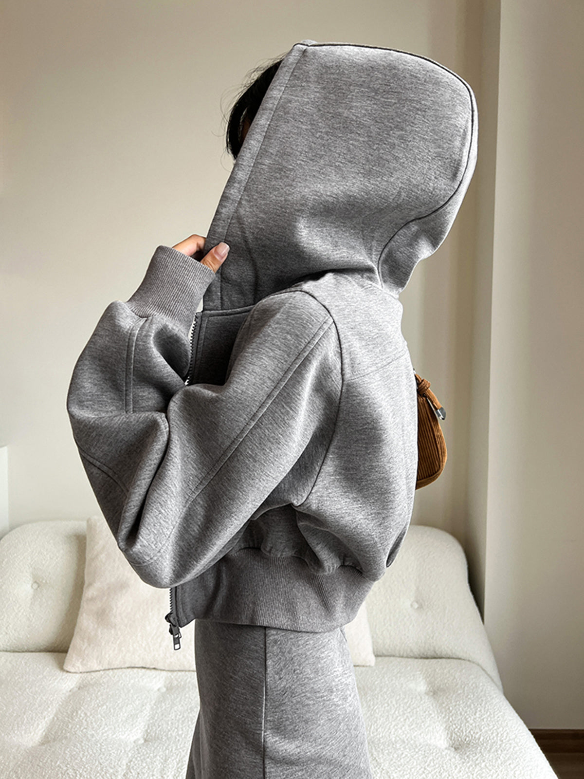Solidny crop hoodie z długim rękawem na zamek