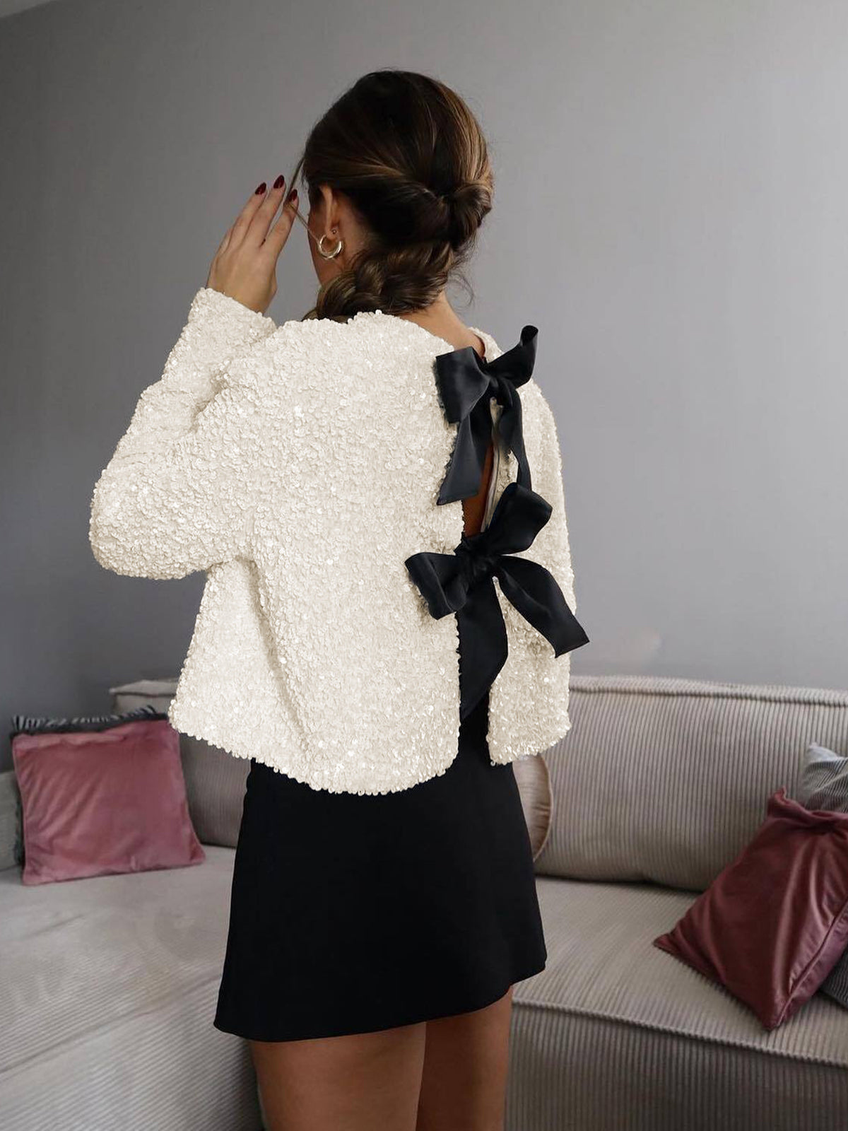 Jacket z dekoracyjną kokardą z cekinów