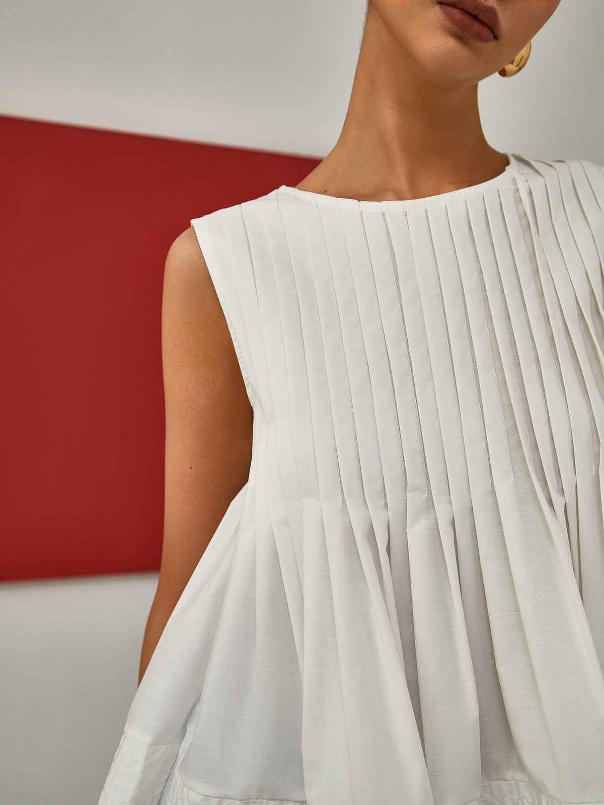 Bluzka bez rękawów z plisowanym peplum