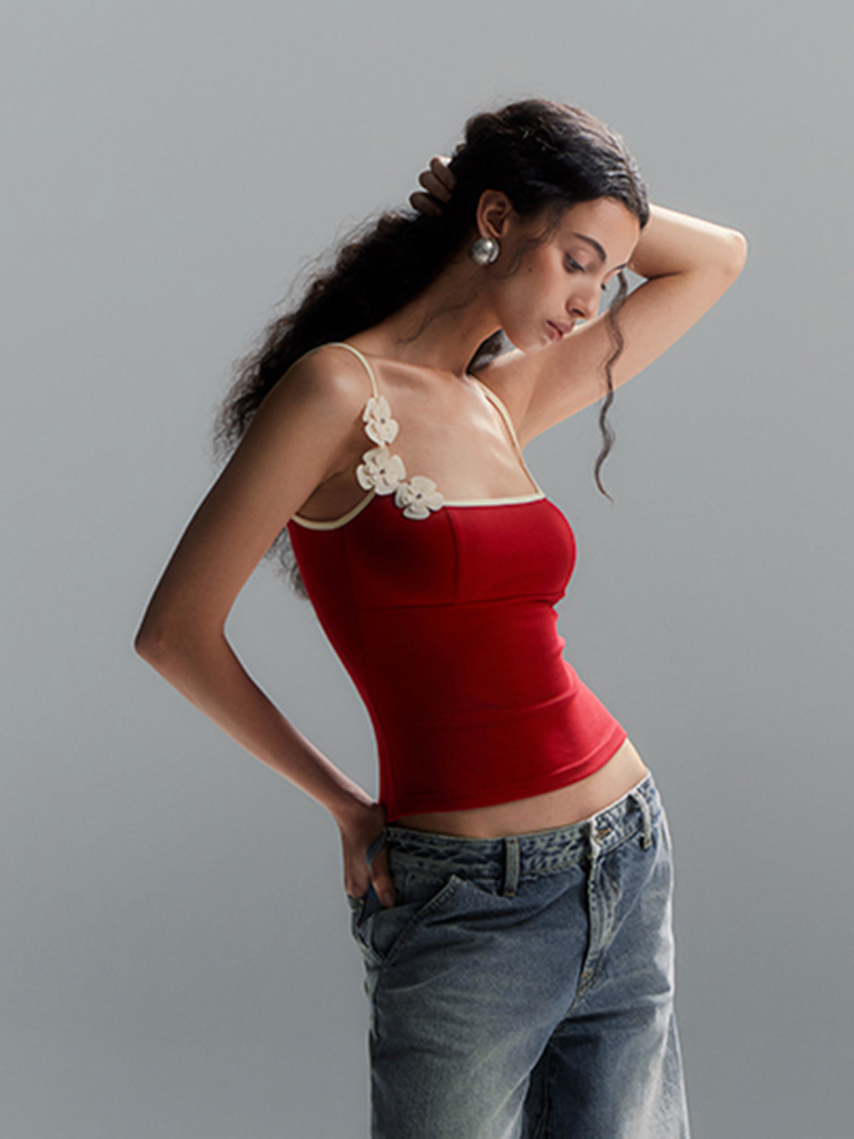 Top Cami Bodycon z Kwiatowym Kontrastowym Wykończeniem