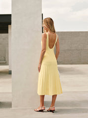 Sukienka dzianinowa z kwadratowym dekoltem