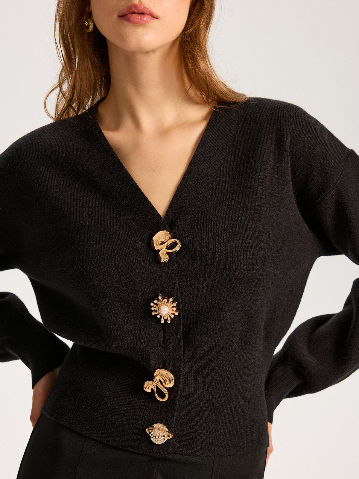 Sweter z wełny z metalowymi detalami