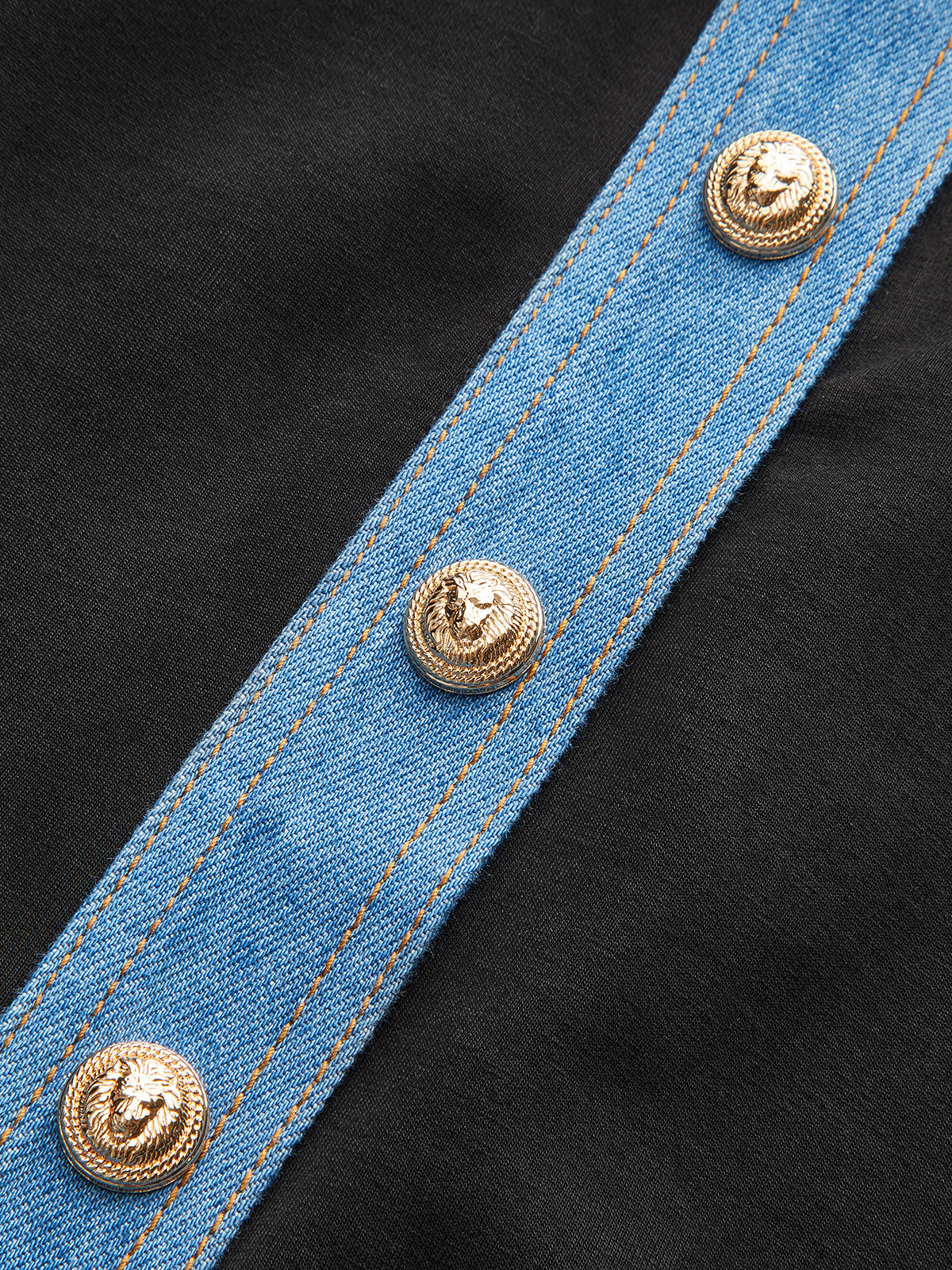 Sweter z guzikiem i denimu