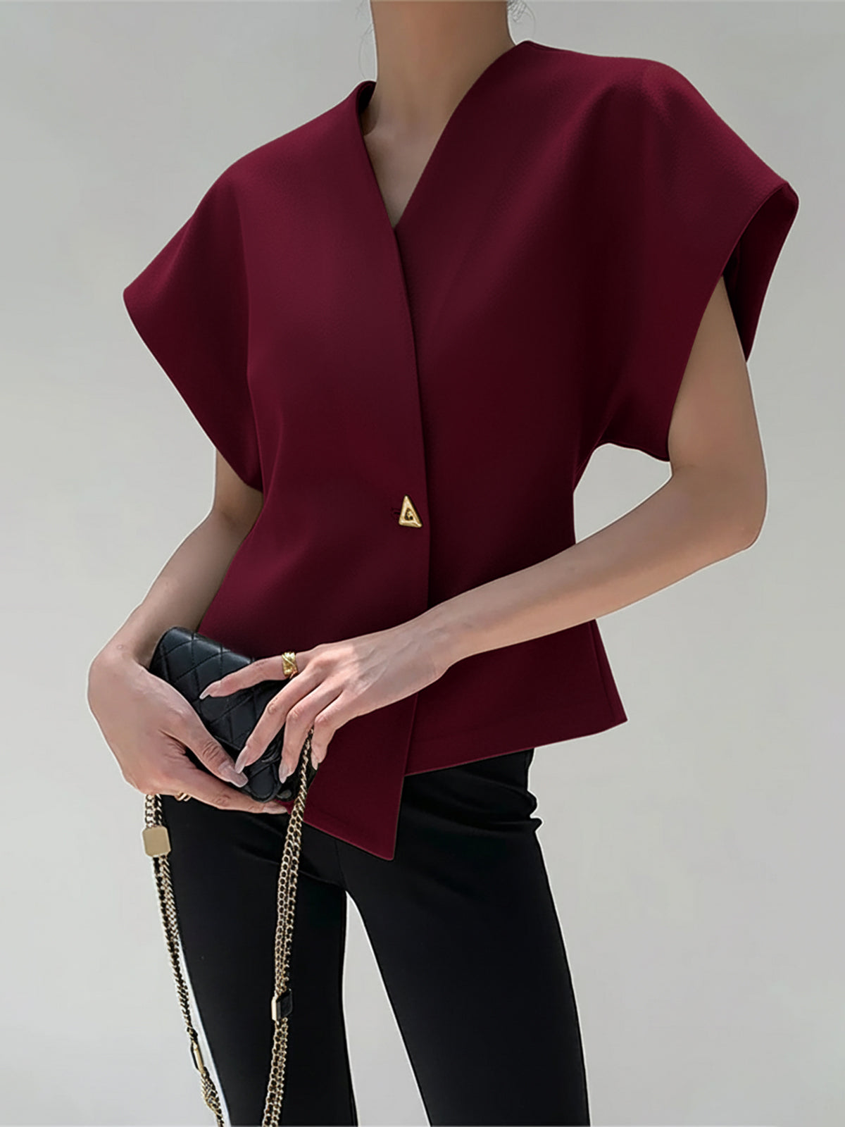 Modna bluzka z dekoltem w serek i guzikami