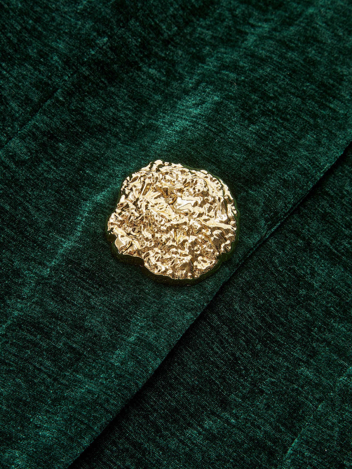 Marynarka z aksamitnym wykończeniem i metalowym guzikiem