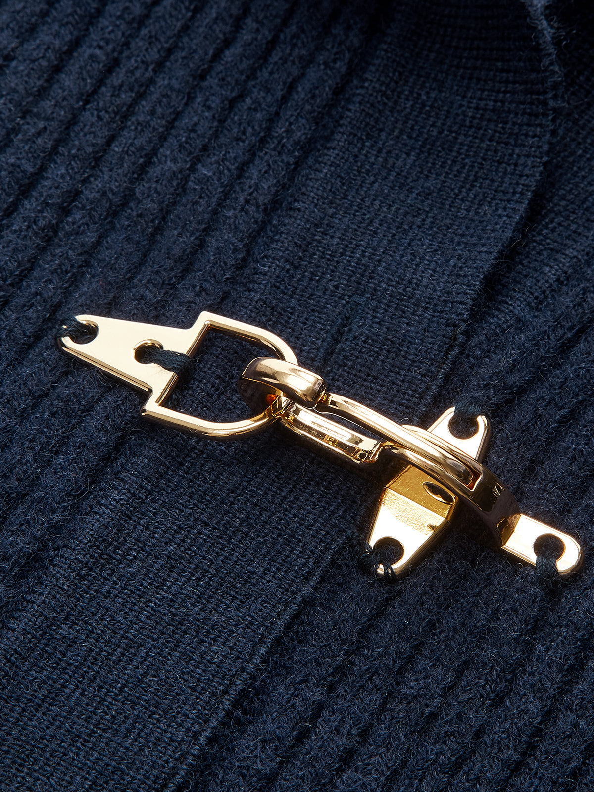 Sweter z krótkim rękawem z metalowym zapięciem i kołnierzem
