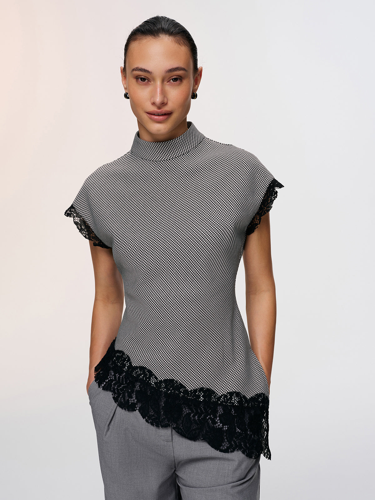 Top z koronkowym wykończeniem w wzór houndstooth z kołnierzem