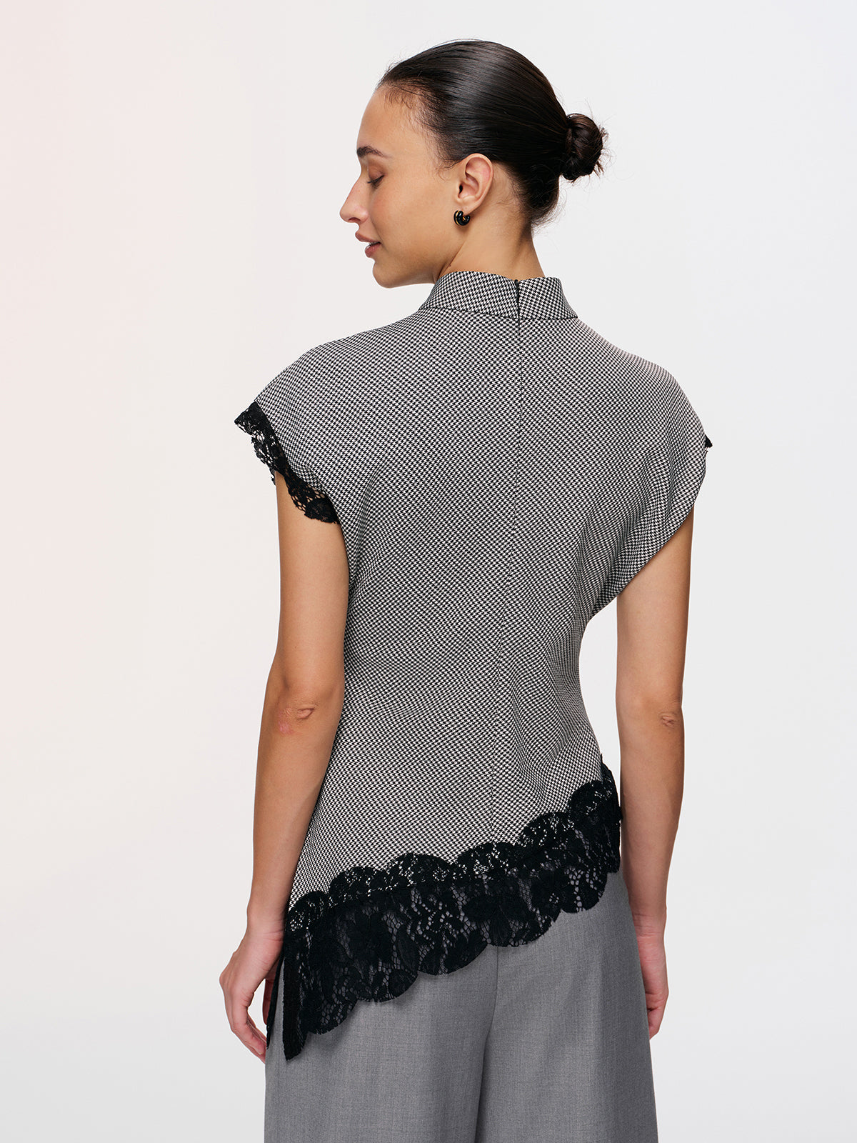 Top z koronkowym wykończeniem w wzór houndstooth z kołnierzem