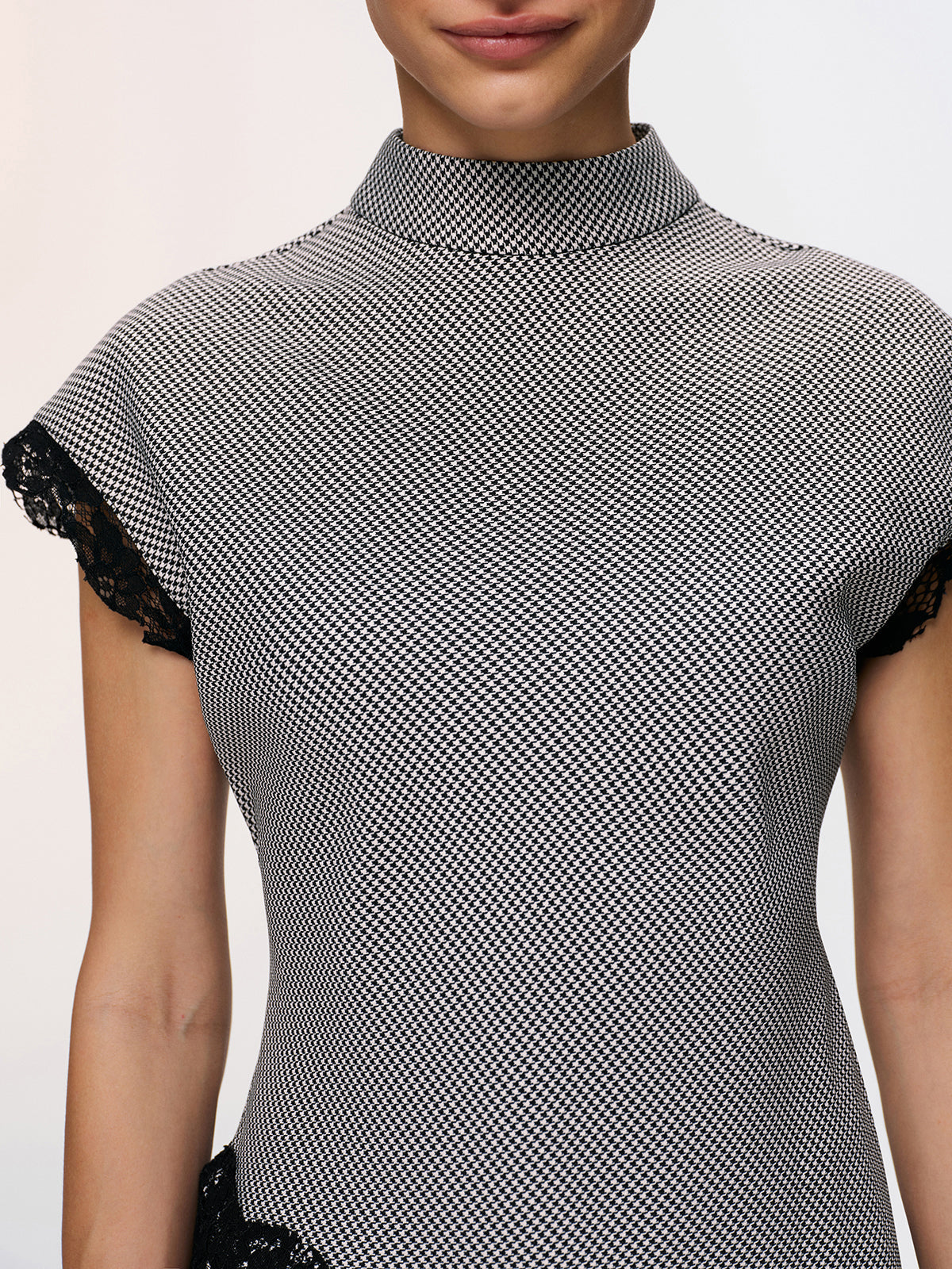 Top z koronkowym wykończeniem w wzór houndstooth z kołnierzem