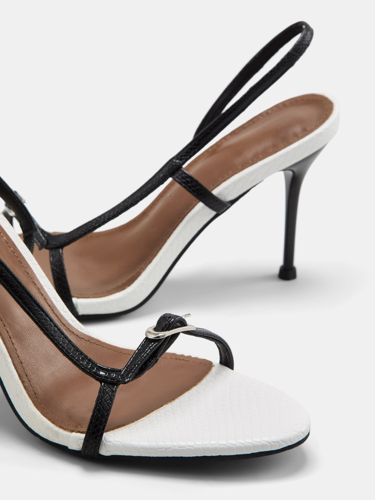 Sandały na obcasie typu stiletto z odkrytymi palcami i paskiem