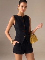 Zestaw bezrękawnika i szortów z metalowymi guzikami w kratkę