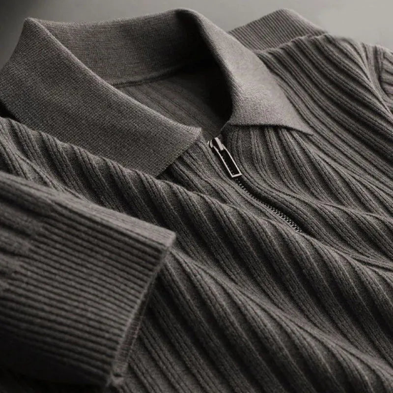 Elegancki sweter z zamkiem w paski
