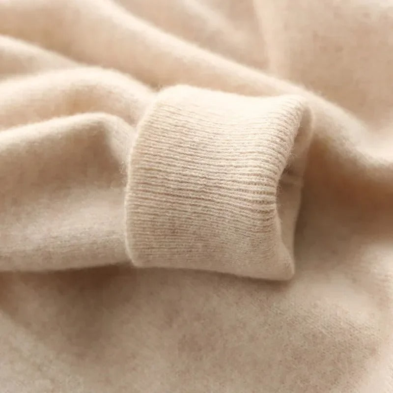 Elegancki Sweter z Dekoltem w Serek